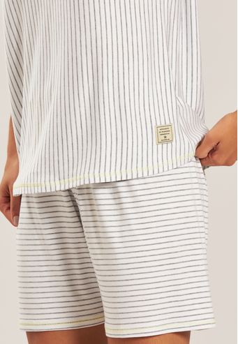 Pijama Curto Com Meia Coxa de Viscose Listrada Baunilha